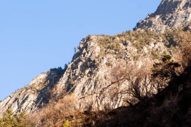 Güneşli bir günde dağ manzarası, stok fotoğrafı