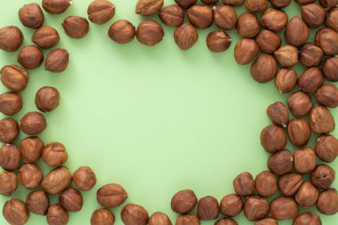 Ahşap masaya saçılmış fındıklar..