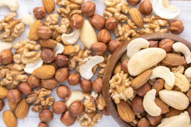 Tahta masadaki farklı fındıklar.