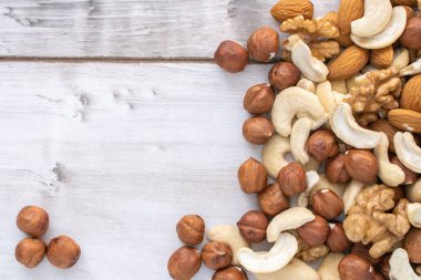 Ahşap masaya saçılmış fındıklar..