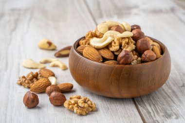 Tahta masadaki farklı fındıklar.