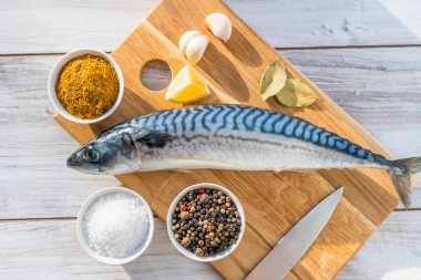 Taze çiğ uskumru balığı.