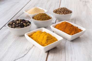 Baharatlar masada. Yemek ve yemek malzemeleri.