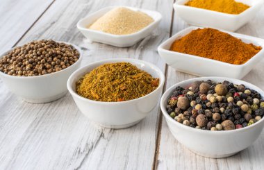 Baharatlar masada. Yemek ve yemek malzemeleri.