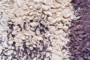 Duvarın dokusu moloz yığınıyla kaplı, ışık lekesi ile boyanmış, soyut arkaplan, stok fotoğrafı.