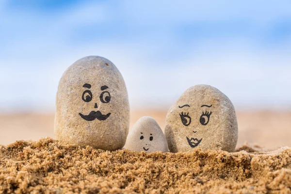 Grupo Piedras Con Caras Dibujadas Arena Padre Madre Hijo Concepto —  Fotos de Stock