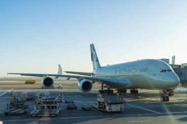 Abu Dabi, BAE - Mart 2020: Abu Dabi Uluslararası Havaalanı, Etihad Havayolları uçağı kalkıştan önce hazırlanıyor.