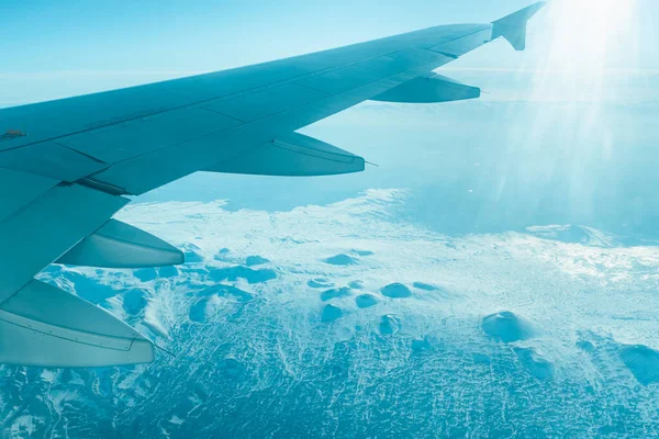 飞机的机翼和地面 通过飞机的窗户可以看到 透过舷窗看风景 库存照片 — 图库照片
