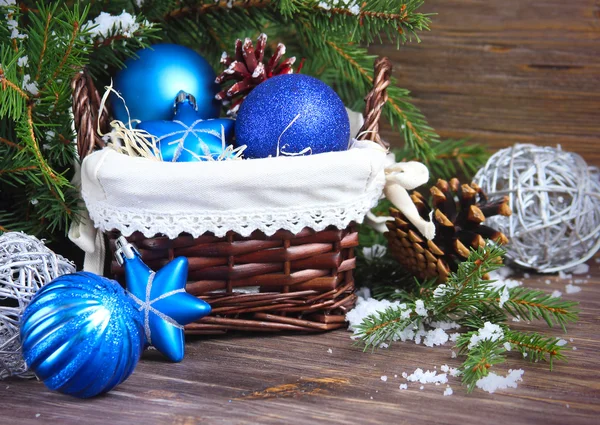 Kerstmis achtergrond met blauwe ballen — Stockfoto