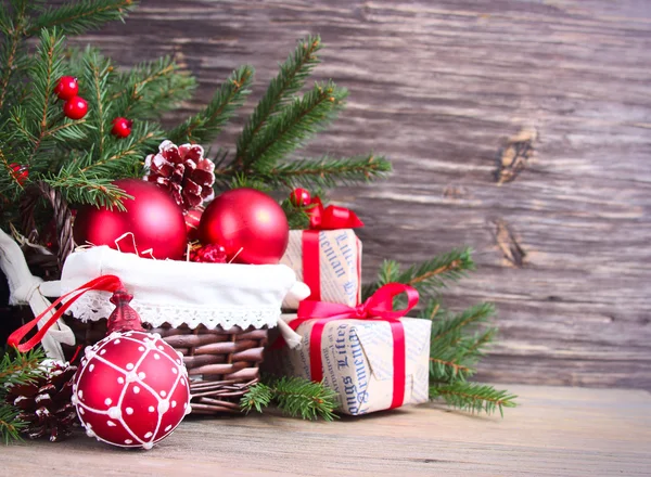 Fond de Noël avec des boules rouges et des cadeaux — Photo