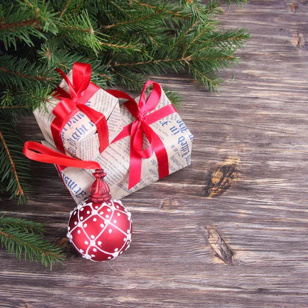 Jul bakgrund med grenar av en julgran med gåvor — Stockfoto