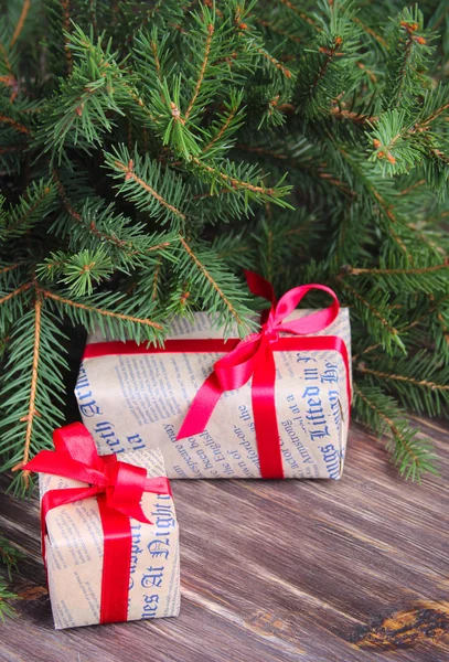 Sfondo di Natale con rami di un albero di Natale con regali — Foto Stock
