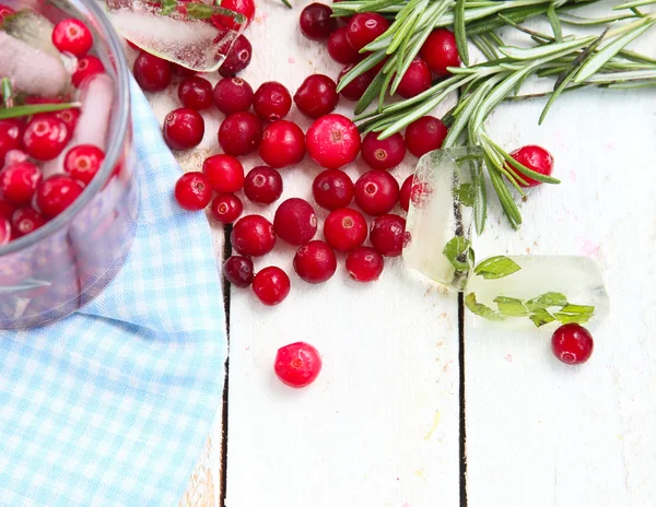 Background with fresh cranberries and cranberry lemonade with — Stock Photo, Image