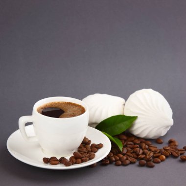 Şekerlemeli bir fincan kahve.