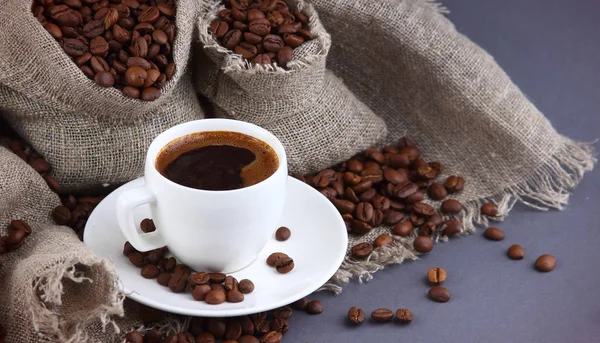 Kopje koffie met koffiebonen — Stockfoto