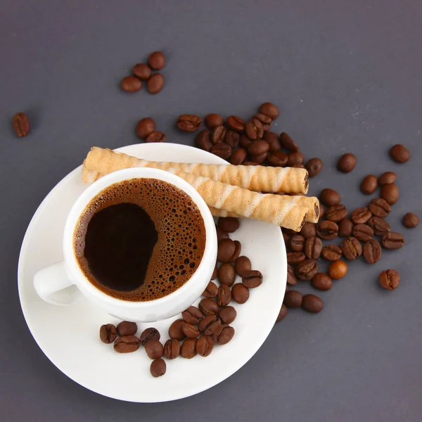 Kopje koffie met gebak rietjes — Stockfoto