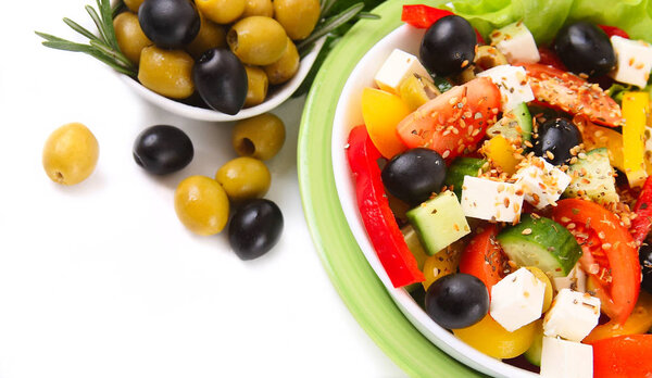 Греческий салат и оливки
