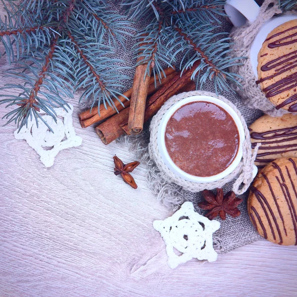 Kerstkoekjes zelfgemaakte peperkoek en warme chocolade, top uitzicht. — Stockfoto