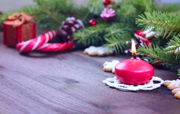 Weihnachten Hintergrund mit Kerze, Geschenk und Weihnachtsbaum — Stockfoto