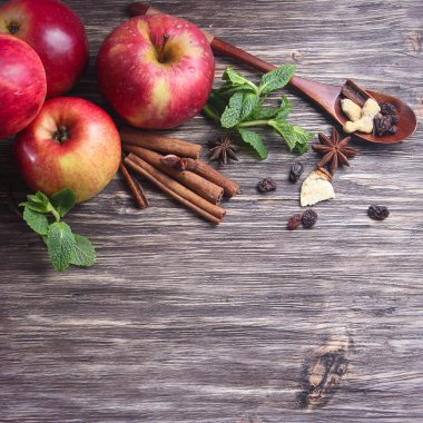 Kırmızı elma, tarçın ve baharatlar 