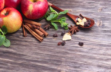 Kırmızı elma, tarçın ve baharatlar 