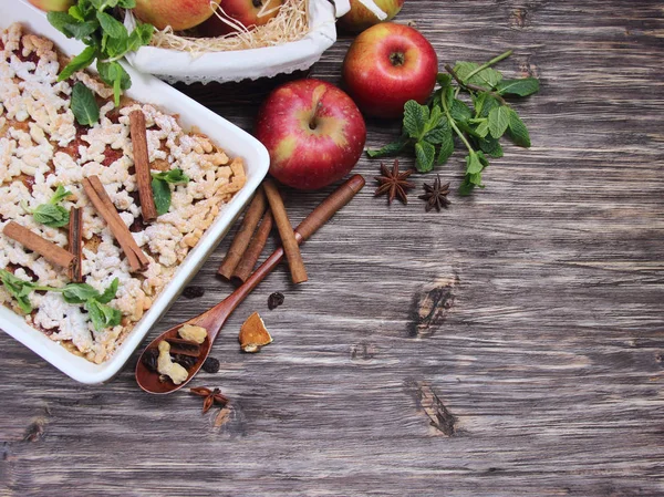 Appeltaart, rode appels, pepermunt en kruiden — Stockfoto