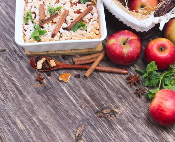 Apple pie, red apples, mint and spices — Stock Photo, Image