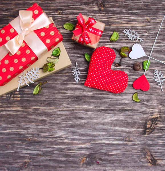 Achtergrond voor Valentijnsdag, een cadeau en een hart — Stockfoto