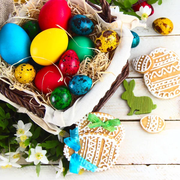 Wielkanocne wakacje skład z plików cookie i jaja — Zdjęcie stockowe