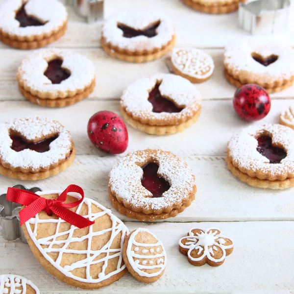 Wielkanocne wakacje skład z plików cookie i jaja — Zdjęcie stockowe