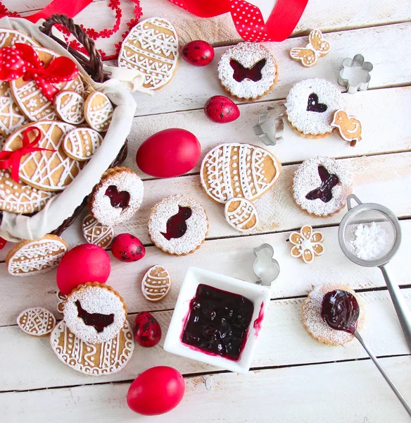 Composición festiva de Pascua con galletas y huevos — Foto de Stock