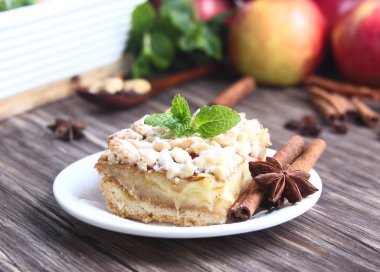 Ev yapımı elmalı turta.
