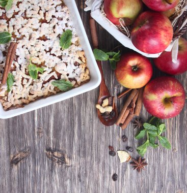 Ev yapımı elmalı turta.