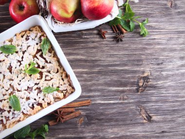 Ev yapımı elmalı turta.