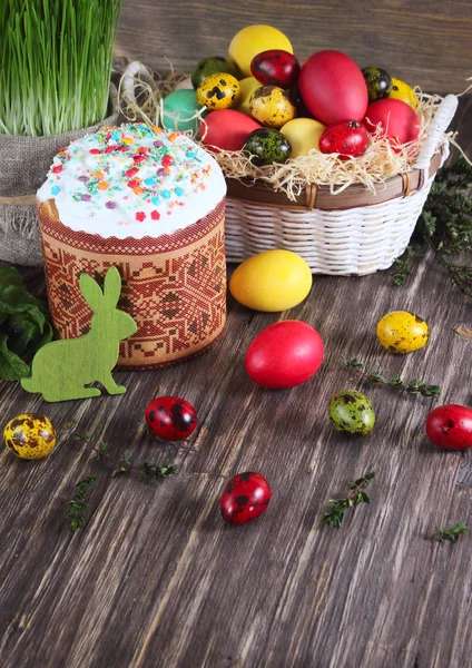 Tło Wielkanoc. Tradycyjne potrawy na świątecznym stole - Ciasto wielkanocne i Wielkanoc malowane jajka — Zdjęcie stockowe