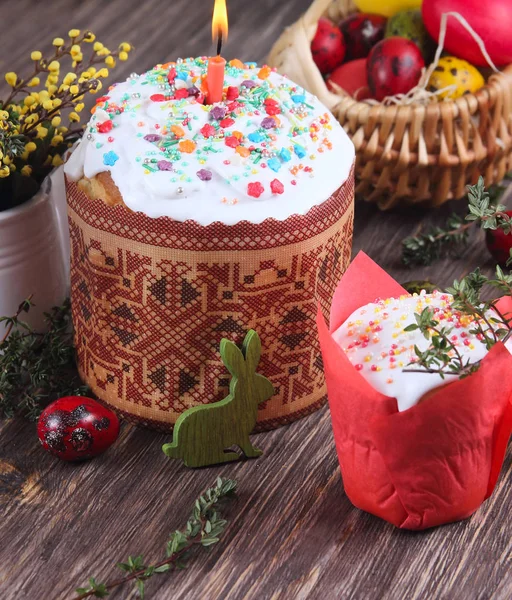 Antecedentes. Comida tradicional na mesa de férias Bolo de Páscoa e ovos pintados de Páscoa — Fotografia de Stock