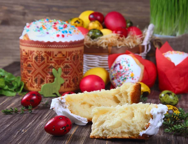 Easter background. Traditional food on the holiday table - Easter Cake  and Easter painted eggs — Stock Photo, Image