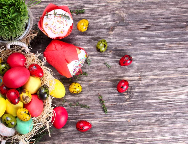 Húsvéti sütemények és színes tojást — Stock Fotó