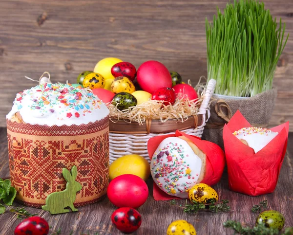 Paskalya kek ve renkli yumurta
