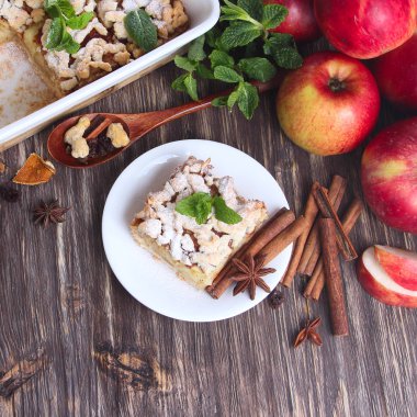 Tahta masada ev yapımı elmalı turta.