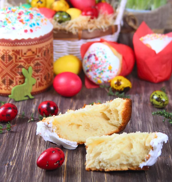 Easter cakes and colorful eggs — Stock Photo, Image