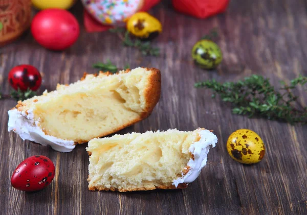 Pasen cakes en kleurrijke eieren — Stockfoto