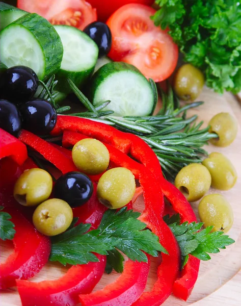 Légumes frais, olives et légumes verts — Photo