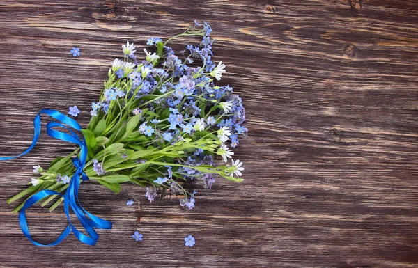 Boeket van blauwe forget-me-nots op een houten achtergrond — Stockfoto