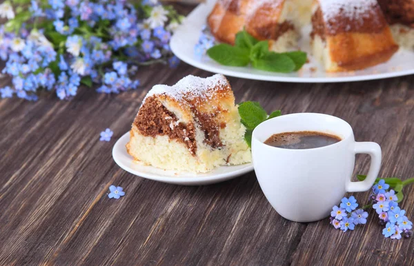 Márvány torta darab meghintjük porcukorral és a virágok — Stock Fotó