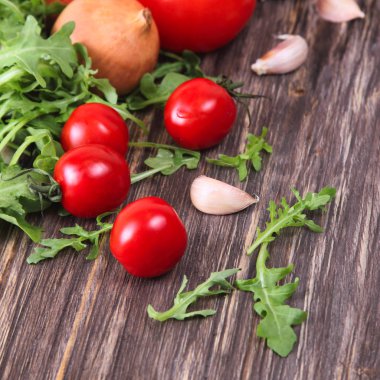 Salata yaprakları ile taze domates