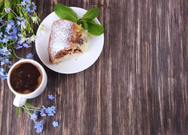 Çikolata mermer kek ve kahve ahşap bir adam üzerinde parçalar