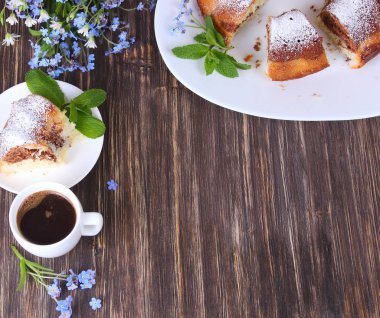 Çikolata mermer kek ve kahve ahşap bir adam üzerinde parçalar
