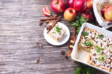 Tahta masada ev yapımı elmalı turta.