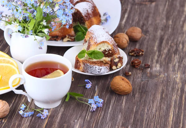 Marmorkuchen und Tee mit Blumen — Stockfoto